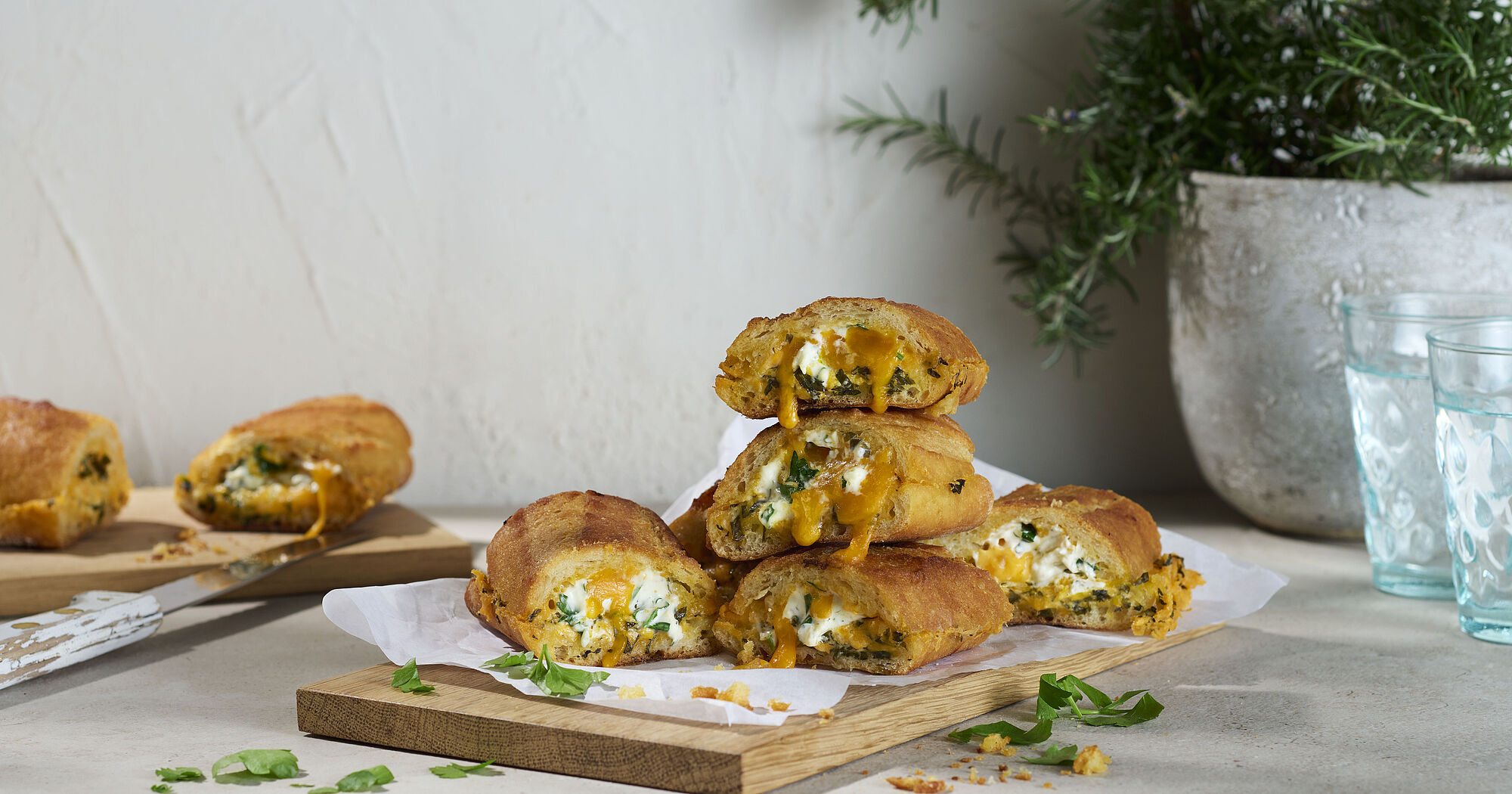 Kräuterbaguette mit Käsefüllung