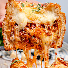 Knusprig gebackenes Brot mit saftiger Lasagnefüllung aus Hackfleisch, Béchamelsauce, Mozzarella und Parmesan.