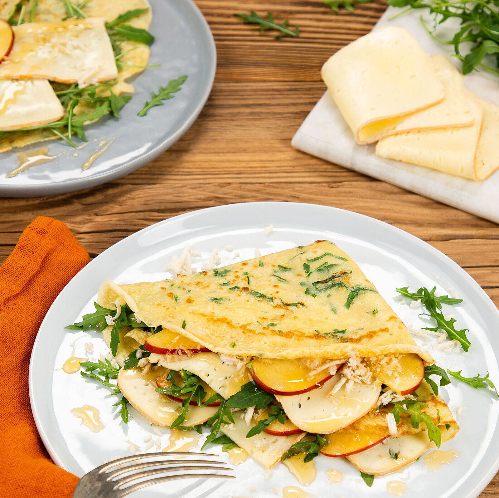 Herzhafte Crêpes mit Käse, Apfel, Meerrettich und Rucola