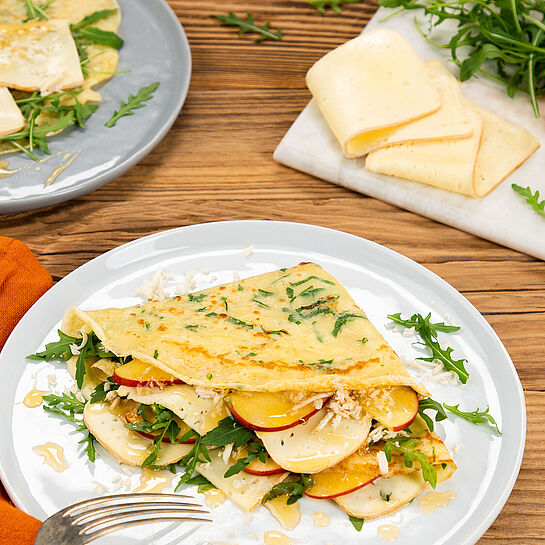 Herzhafte Crêpes mit Saint Albray, Apfel, Meerrettich und Rucola Leckere Crêpes mit würzigem Saint Albray Käse, Rucola, frischer Apfel und scharfen Meerrettich
