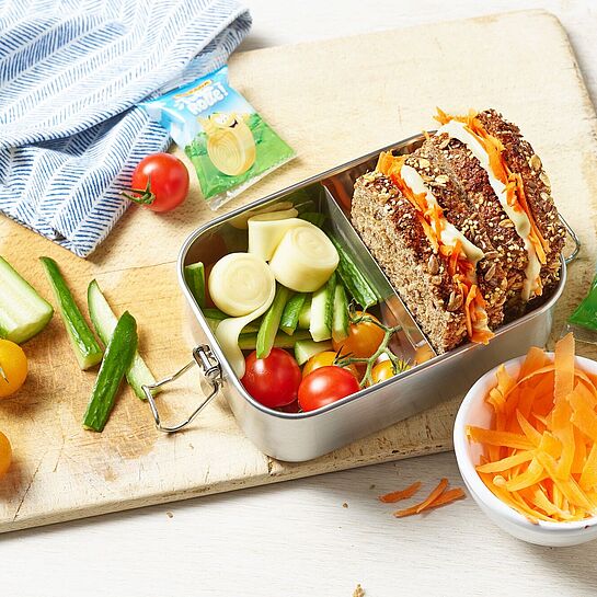 Karotten-Pausenbrot mit buntem Snackgemüse und Milkana Tolle Rolle