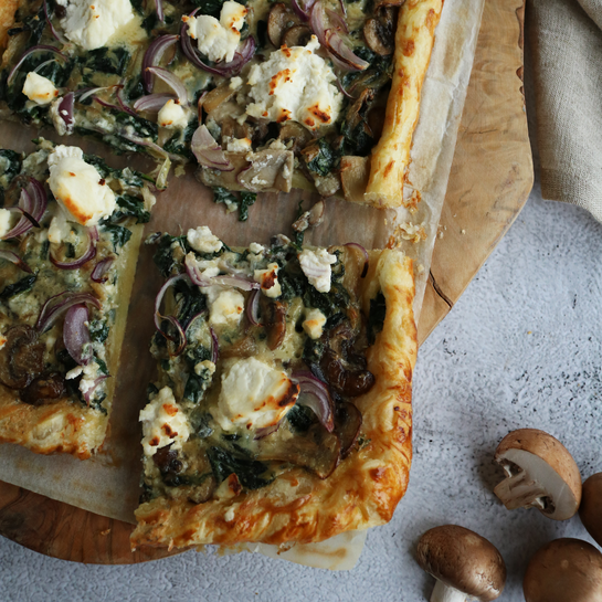 Blätterteigtarte mit Pilzen, Spinat und Blauschimmelkäse