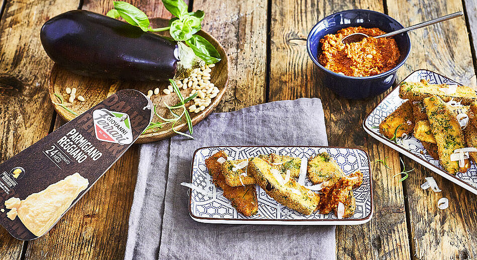 Panierte Aubergine mit Tomaten-Pinienkernpesto
