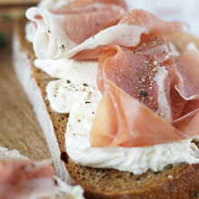 Sauerteigstulle mit Frischkäse und Prosciutto