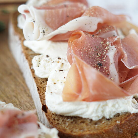 Sauerteigstulle mit Frischkäse und Prosciutto