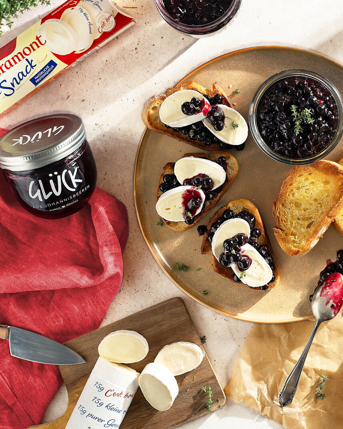 Balsamico-Johannisbeeren auf Käse-Bruschetta