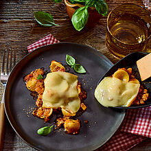 Kräftige Bolognese-Sauce und zartschmelzender Raclettekäse vereint in einem köstlichen Raclette-Bolognese-Pfännchen.