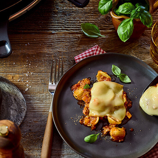 Kräftige Bolognese-Sauce und zartschmelzender Raclettekäse vereint in einem köstlichen Raclette-Bolognese-Pfännchen.