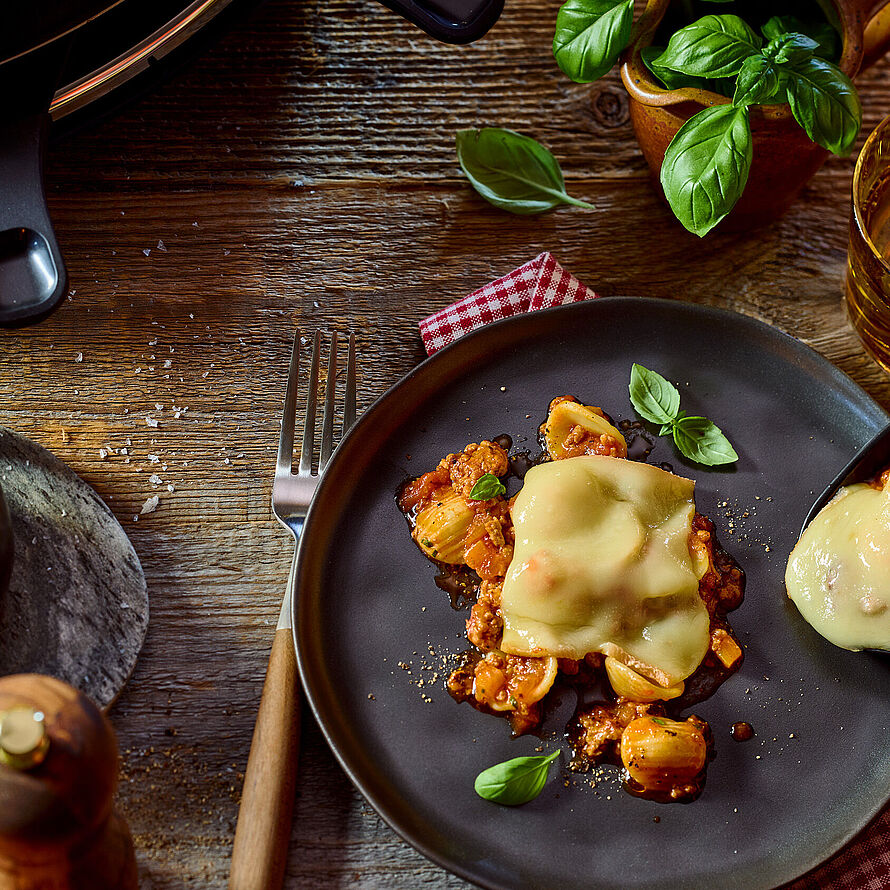 Kräftige Bolognese-Sauce und zartschmelzender Raclettekäse vereint in einem köstlichen Raclette-Bolognese-Pfännchen.