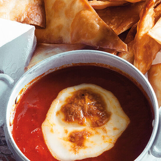 Fruchtiger Tomatendip mit Zwiebeln und Cheddar Käse und selbst gebackenen Tortillas aus Frühlingsrollenteig.