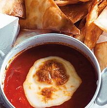 Fruchtiger Tomatendip mit Zwiebeln und Cheddar Käse und selbst gebackenen Tortillas aus Frühlingsrollenteig.