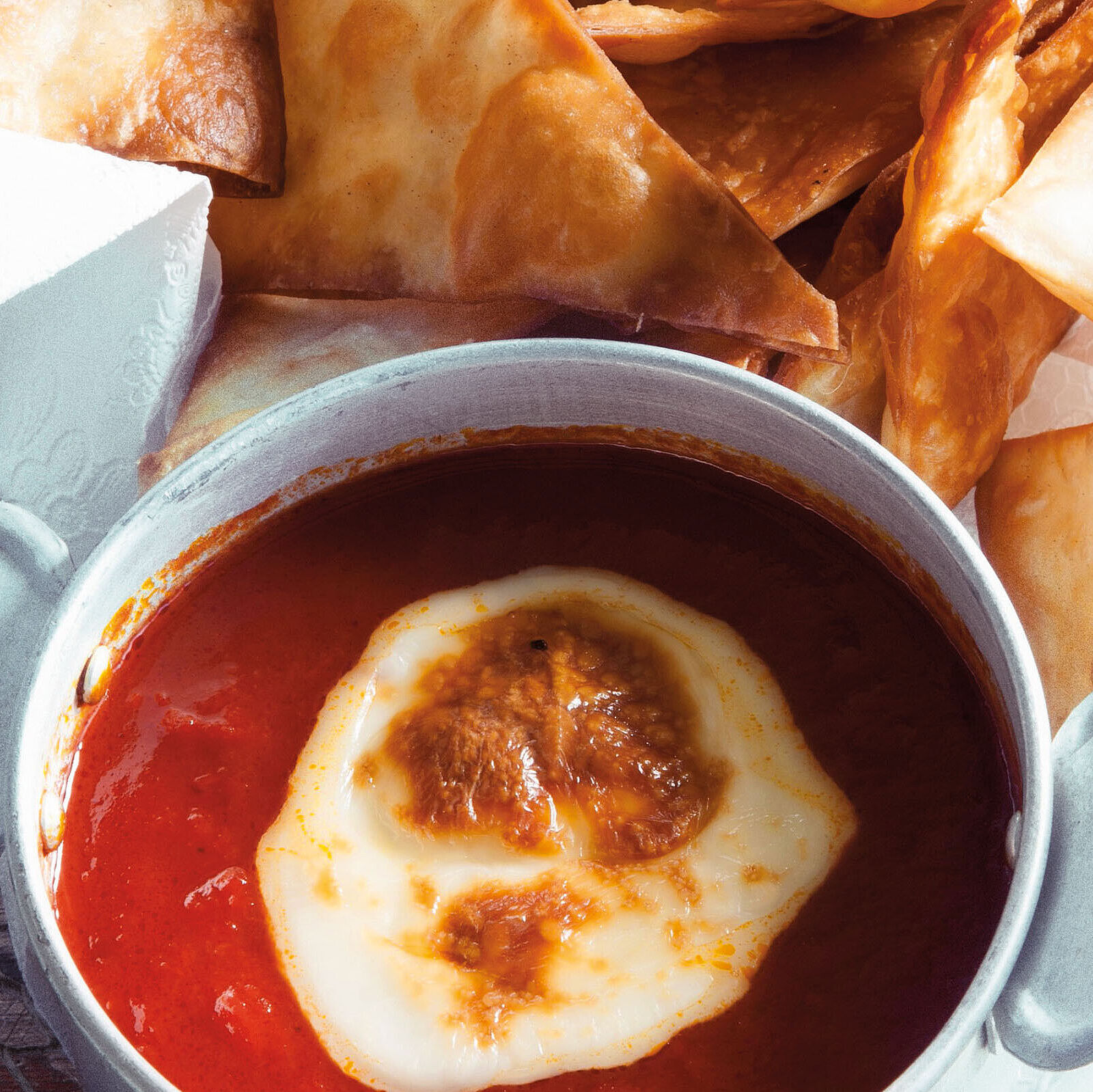 Tomatendip mit Käse und Tortillas