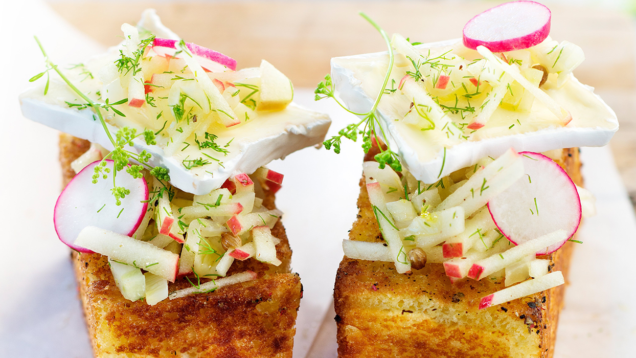 Brioche aus der Pfanne mit Fenchel-Apfel-Tartar und Géramont