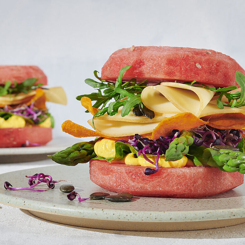 Außergewöhnlichen Salat-Burger mit Spargel, Rucola, Sproßen und Fol epi Käsescheiben.
