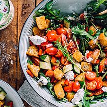 Italienisches Rezept für einen Brotsalat mit Kirschtomaten, Zwiebeln, Knoblauch, Salatgurken, Rucola und mehr... 