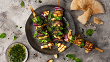 Echt griechisch: ISLOS Grillkäse-Spieße mit frischem Minzöl, Zucchini und Aubergine