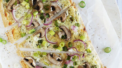 Flammkuchen mit Gemüse, Pilzen, Zwiebeln und Frühlingszwiebeln, schnell und einfach im Ofen gebacken.