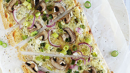 Flammkuchen mit Gemüse, Pilzen, Zwiebeln und Frühlingszwiebeln, schnell und einfach im Ofen gebacken.