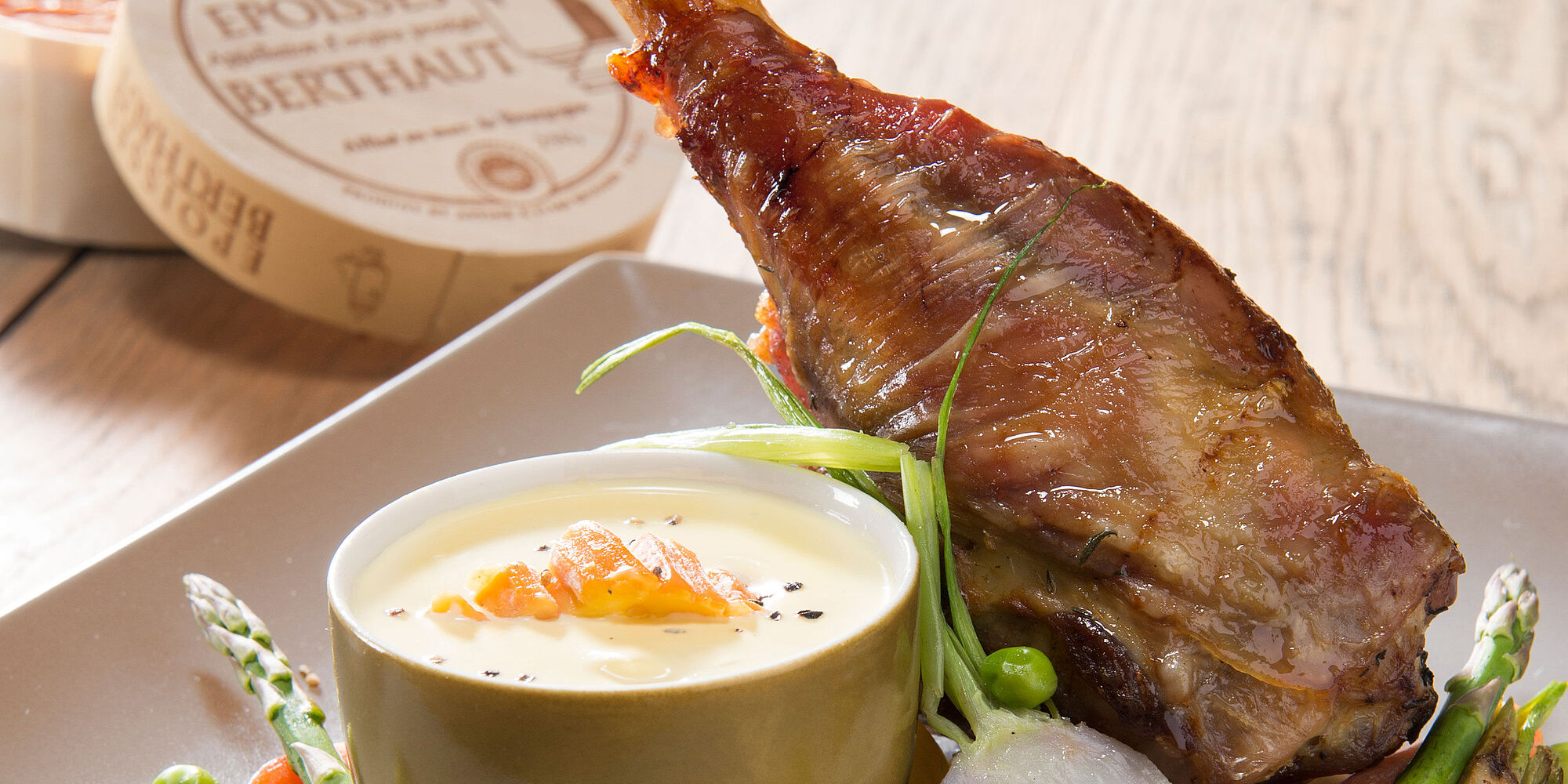 Lammkeule mit Frühlingsgemüse und Crème von Berthaut Epoisses
