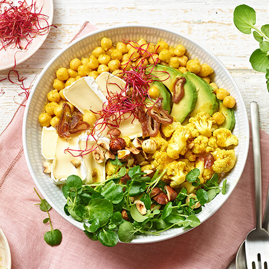Trendige Protein-Bowl mit fettreduziertem Géramont Weichkäse Proteinhaltige Bowl mit Kichererbsen, Blumenkohl und Avocado - verfeinert mit Géramont Käse