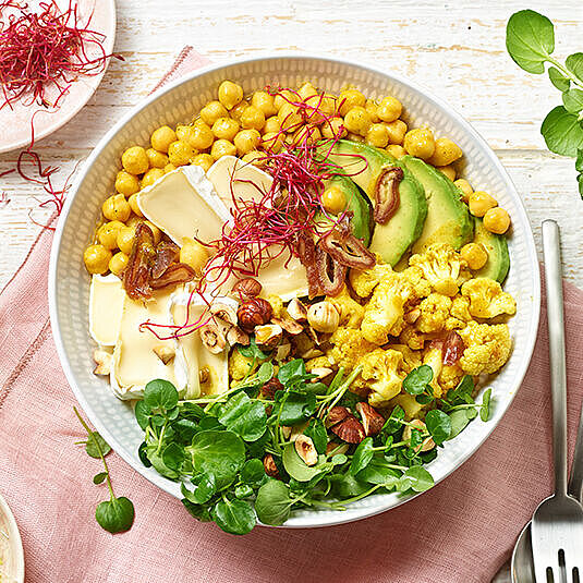 Proteinhaltige Bowl mit Kichererbsen, Blumenkohl und Avocado - verfeinert mit Géramont Käse