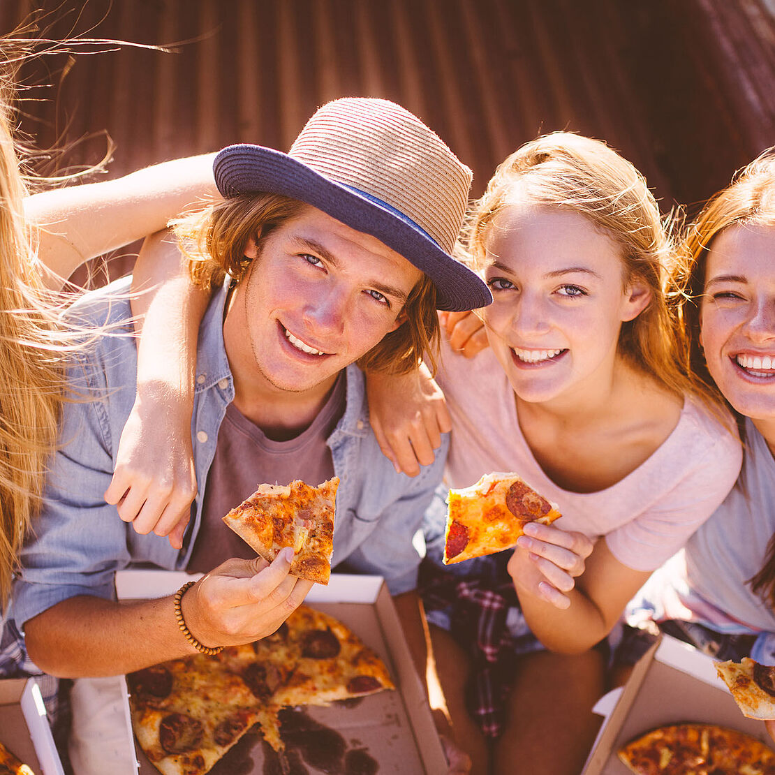 Eine ausgewogene Ernährung ist auch im Teenageralter wichtig – Es kann auch mal eine leckere Pizza sein. 