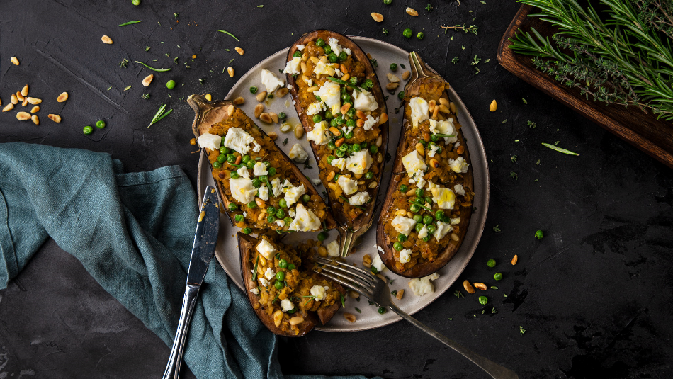Gefüllte Auberginen mit roten Linsen, Erbsen und Feta