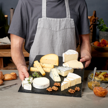 Käsesommelier mit einer Käseplatte. 