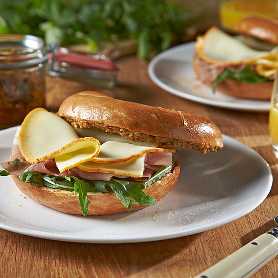 Knackig-würzig belegter Schinken-Käse-Bagel zum Frühstück.