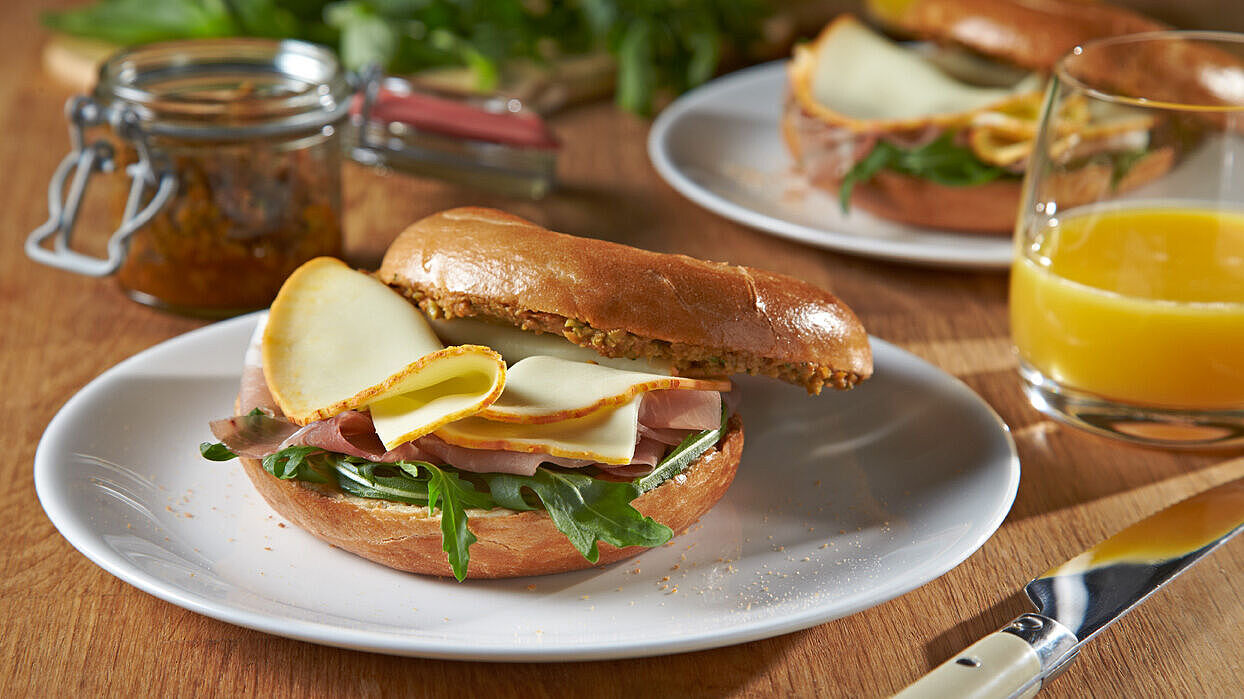 Knackig-würzig belegter Schinken-Käse-Bagel zum Frühstück.