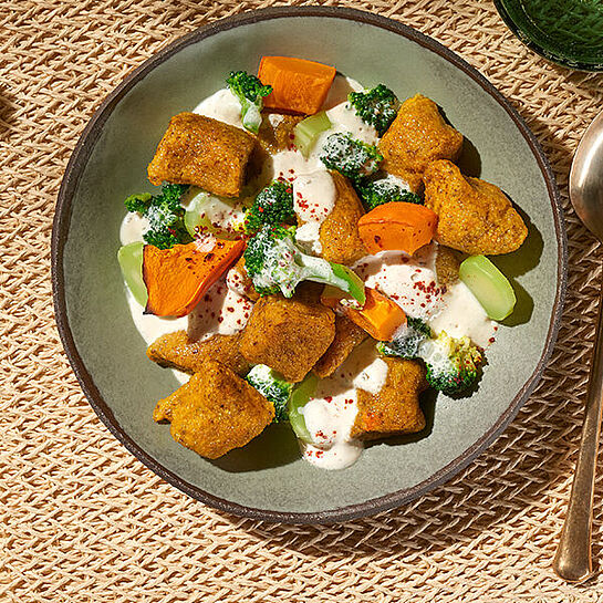 Genieße die Vielseitigkeit des Kürbis mit unseren veganen Hokkaido-Kürbis-Gnocchi, serviert mit cremiger BRESSO Broccoli Sauce.