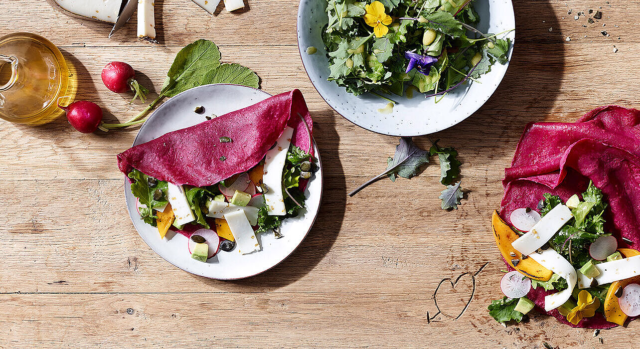 Rote-Bete-Pfannkuchen mit exotischem Wildkräutersalat