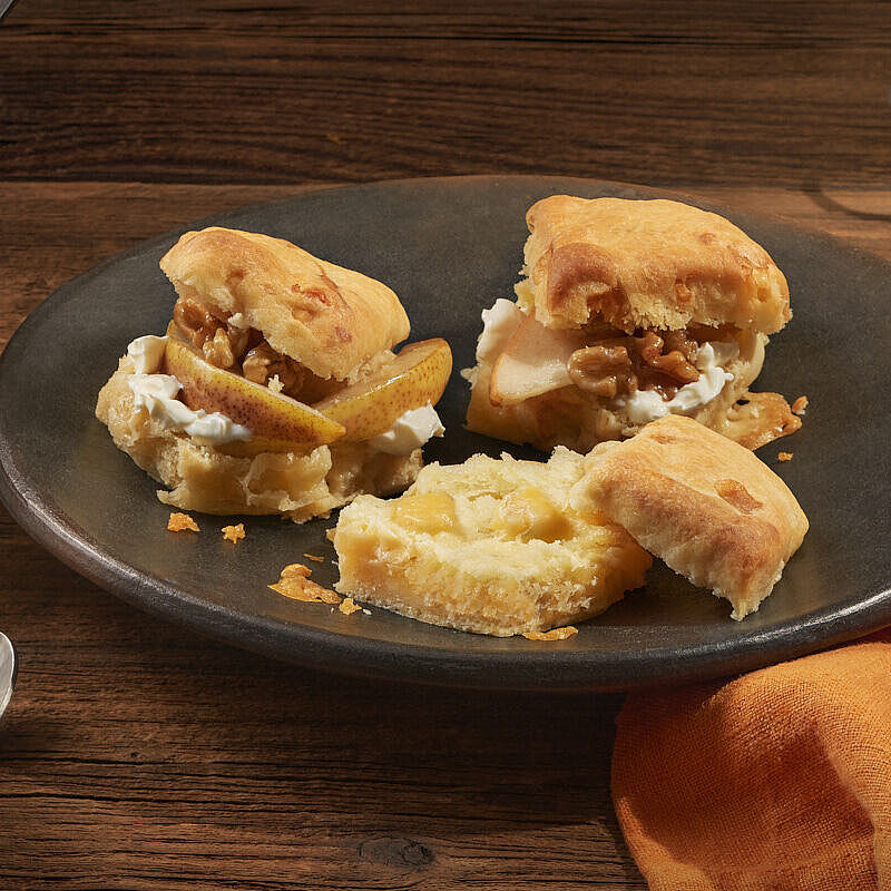 Cheddarscones mit Clotted Cream und glasierten Birnen