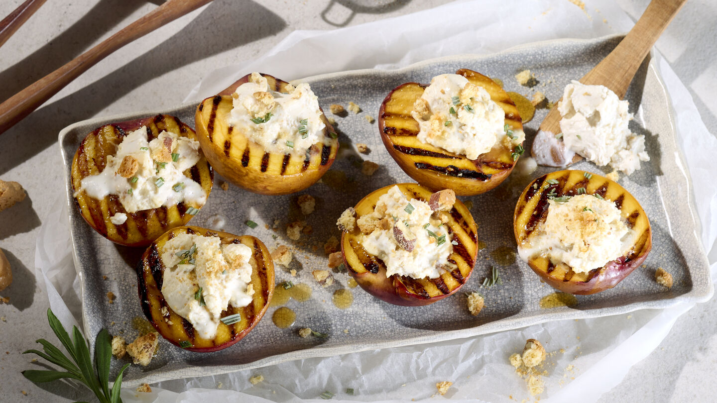 Gegrillte Pfirsiche mit Chavroux