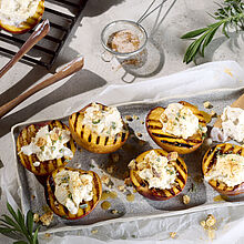 Saftig gegrillte Pfirsiche, gefüllt mit cremigem Ziegenfrischkäse und garniert mit knusprigen Cantuccini-Bröseln.