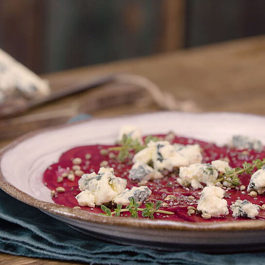 Rote Bete-Carpaccio mit Blauschimmelkäse 