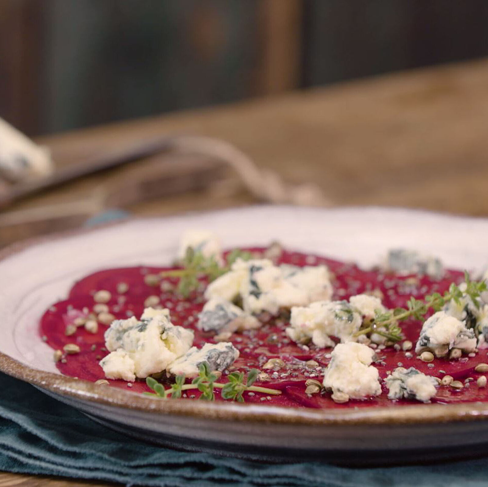 Rote Bete Carpaccio mit Chia- und Hanfsamen
