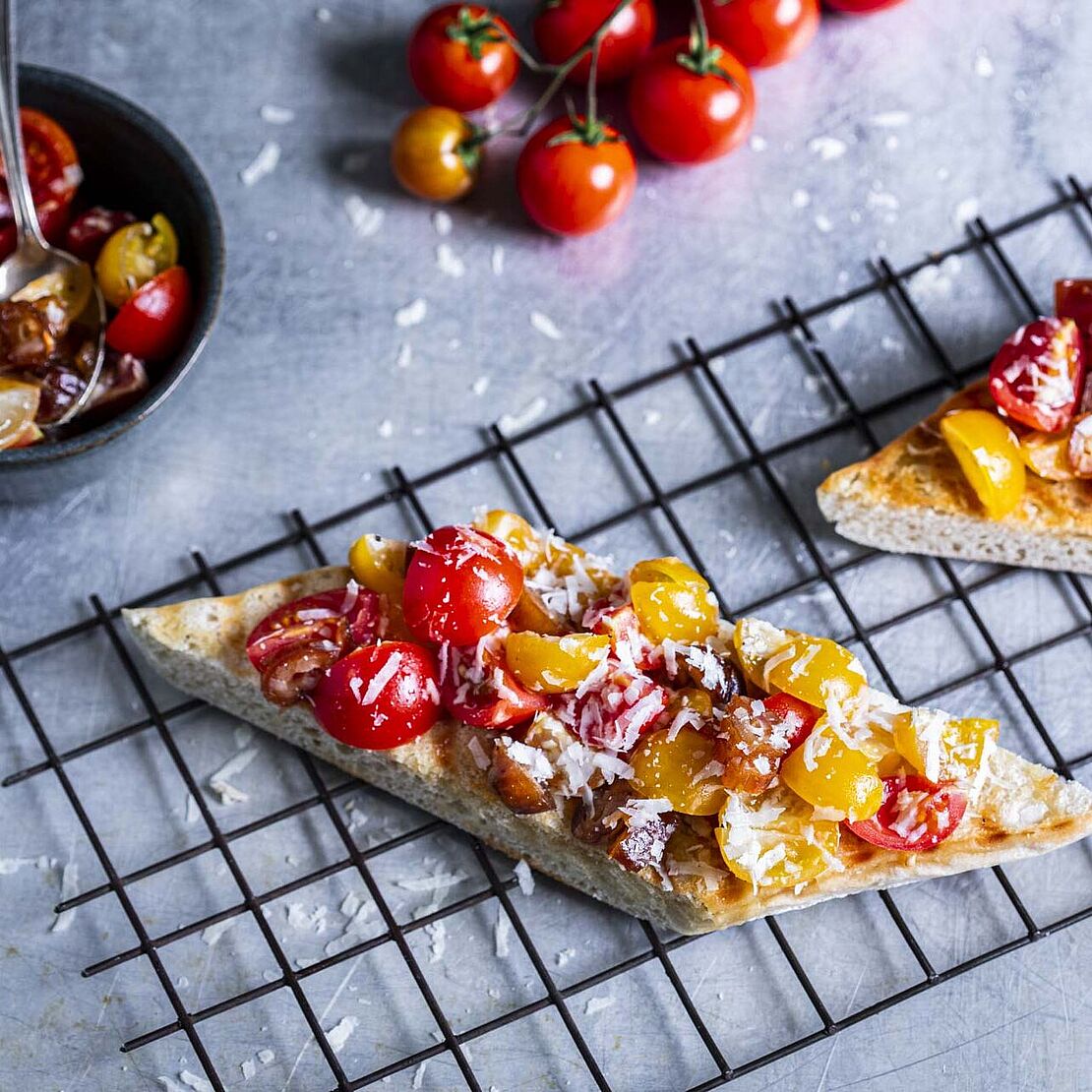 Bruschetta mit Tomaten, Datteln und Pecorino