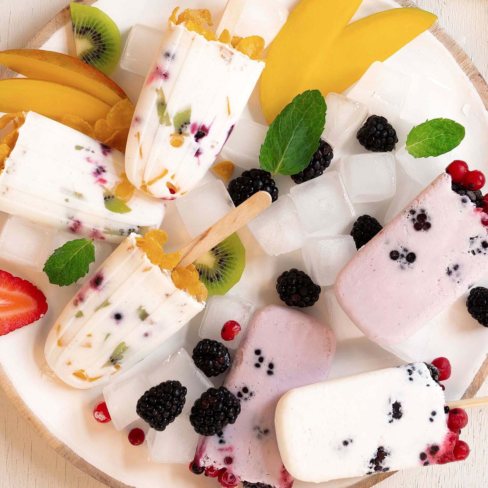 Ziegenfrischkäse-Eis mit frischen Früchten
