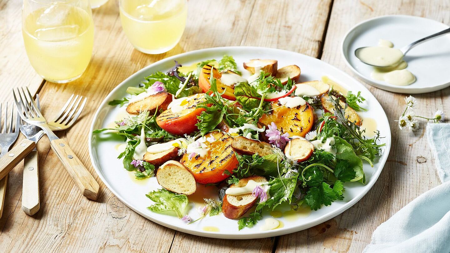 Brezelsalat mit gegrilltem Pfirsich und Milkana Pur-Kräuterdressing