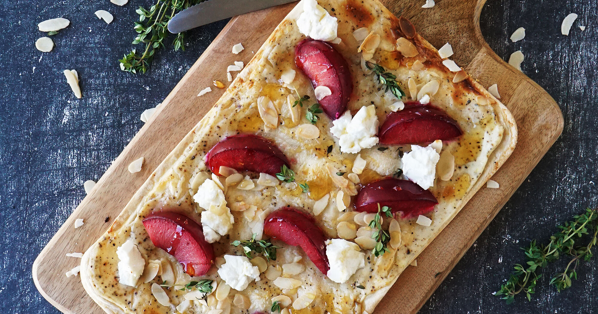 Flammkuchen mit Ziegenfrischkäse und Pflaumen - Rezept
