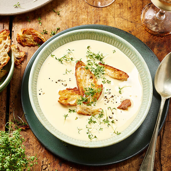 Feine Käsesuppe mit goldbraunen Knoblauch-Croûtons und cremigem Schmelzkäse.