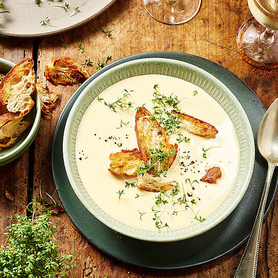 Feine Käsesuppe mit goldbraunen Knoblauch-Croûtons und cremigem Schmelzkäse.