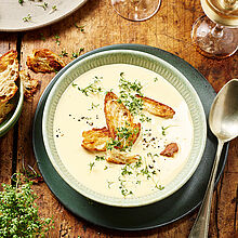 Käsesuppe mit Schmelzkäse von Milkana mit Gouda und knusprigen Croûtons aus Toastbrot und geriebenem Käse.. 