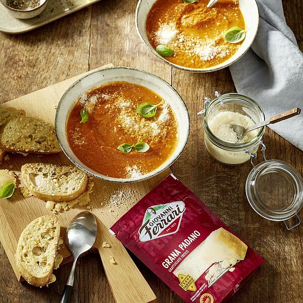 Tomatensuppe mit Ciabatta und Giovanni Ferrari Grana Padano