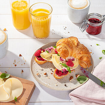 Süß und herzhaft: Croissant mit Géramont Weichkäse, kombiniert mit Himbeermarmelade und Madeln