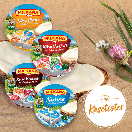 Vier Milkana Runddosen-Sorten: Käse Platte, Käse Vielfalt, Käse Brotzeit und Sahne. Im Hintergrund ist eine mit Milkana bestrichene Scheibe Brot. Enthalten ist zudem das Käsetester-Logo.