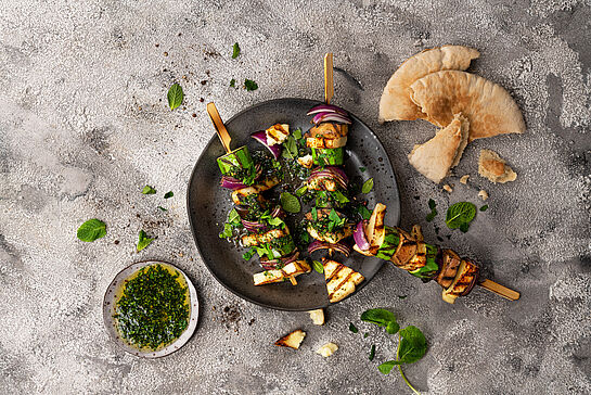  Grillspieße mal ganz anders! Selbstgemachtes frisches Minzöl verleihen den Zuccini-Feta-Spießen einen unverwechselbaren Geschmack