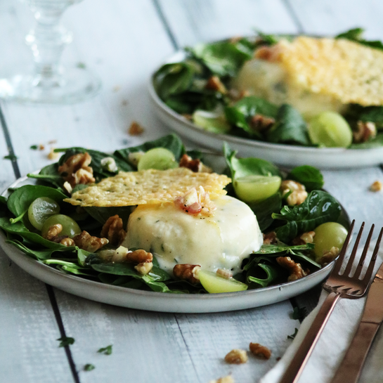 Panna Cotta Parmesan mit frischen Kräutern Cremige Parmesan Panna Cotta mit frischen Kräutern und würzigem Käse. Einfach herzhaft und elegant.