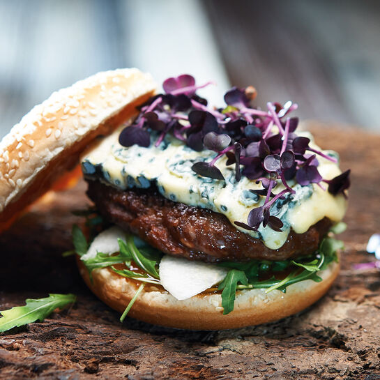 Fruchtiger Cheeseburger mit Mango Chutney, Rucola und Saint Agur. Garniert mit frisches Kresse . 